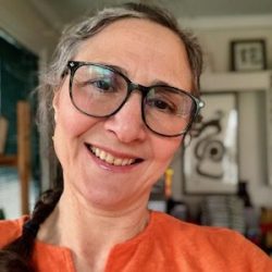 headshot_RUSSEK Leslie_300